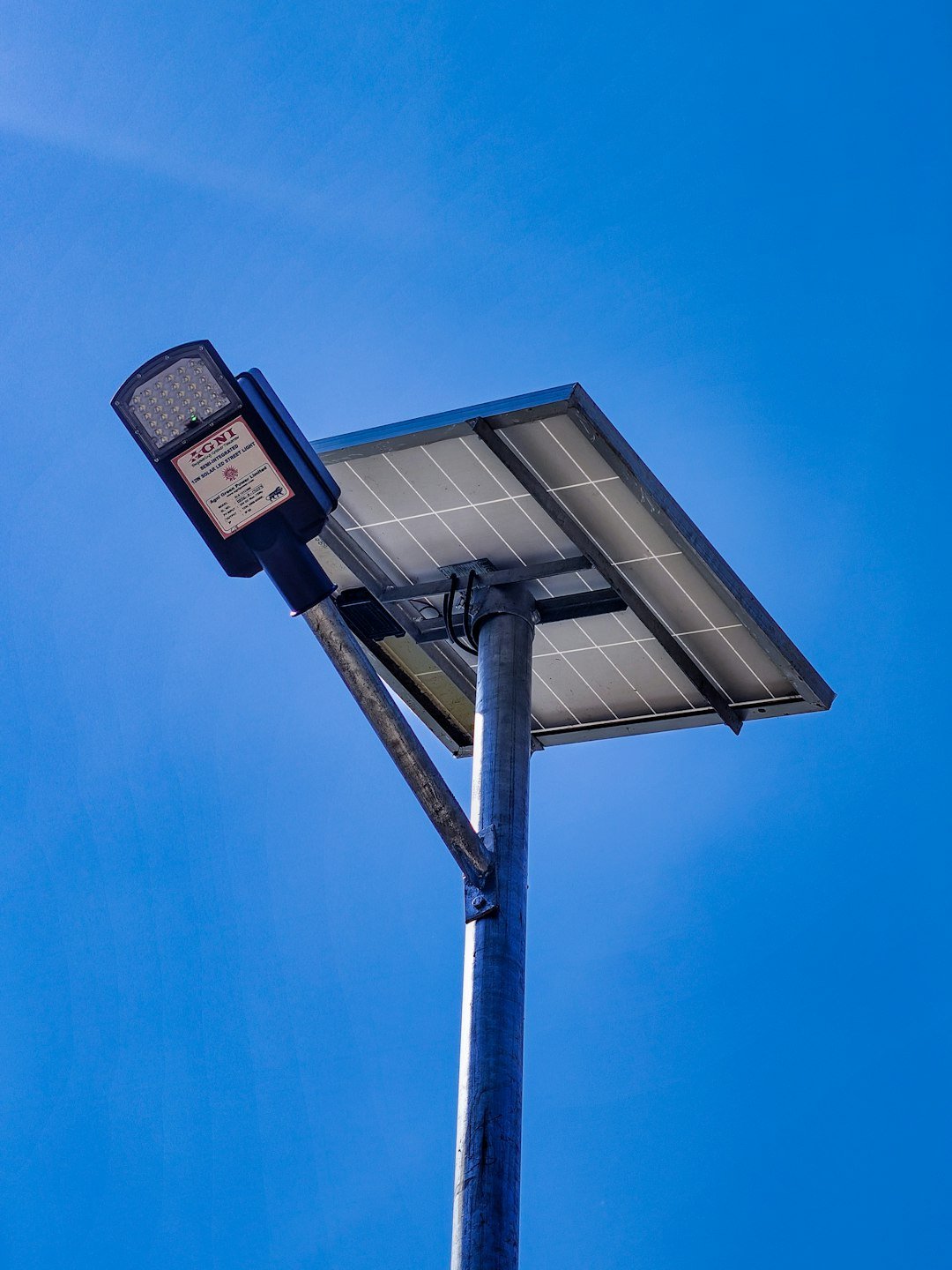 a-solar-powered-street-lamp-against-a-clear-blue-sky-rabff8dxu-c